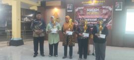 Penyerahan Hadiah Juara I Lomba Tarik Tambang Tim Belgian Blue Kalurahan Pengkol